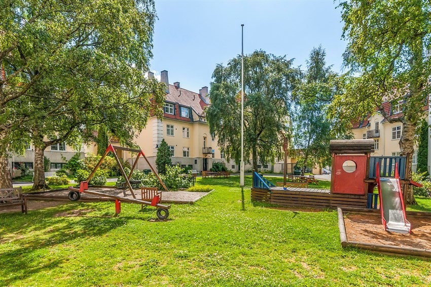 Hyggelige lekeplasser for barna på sommerstid. Galleribilde