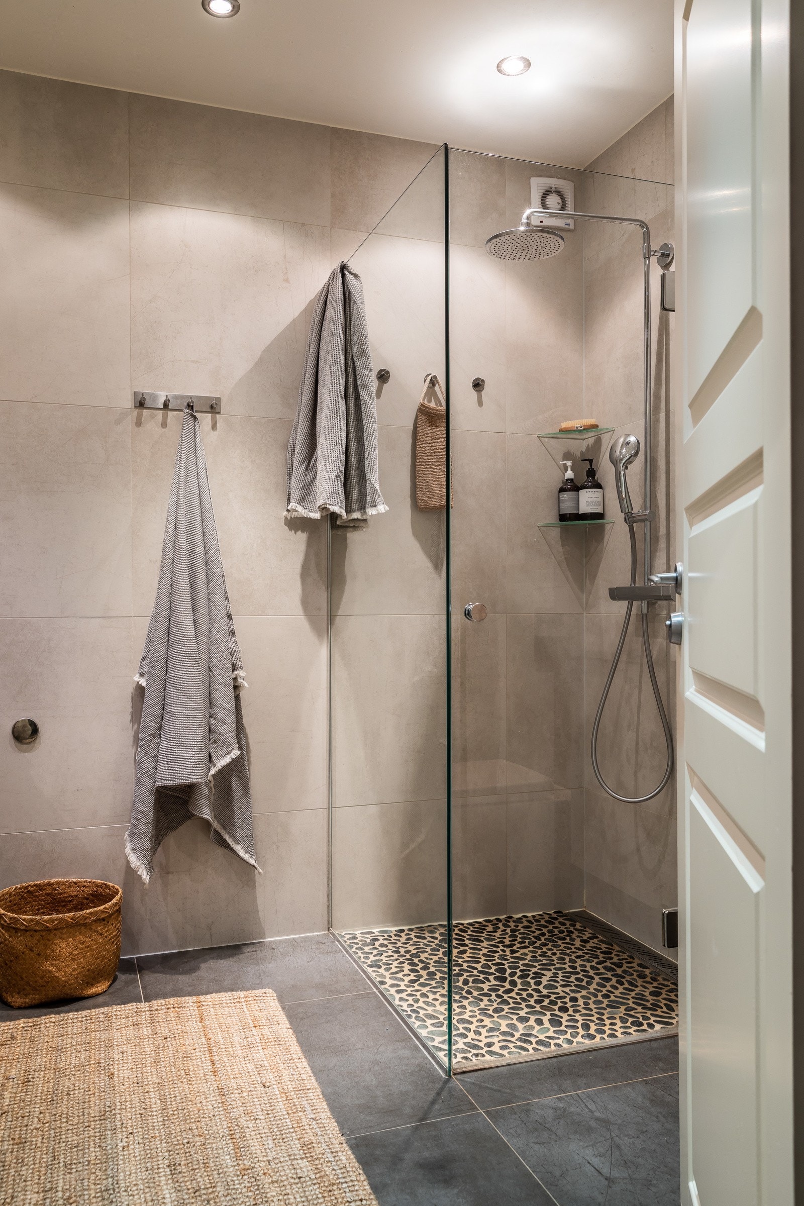 Store moderne fliser og lekker innredning. Galleribilde