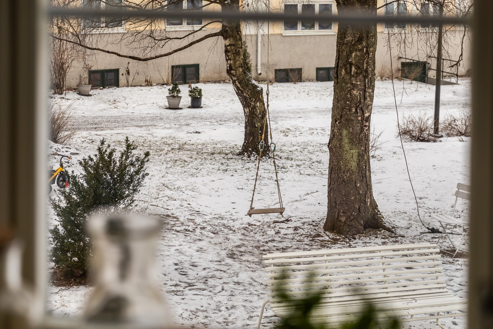 Fra kjøkkenbenken har du utsyn mot bakgården med lekeplass og parkareal Galleribilde