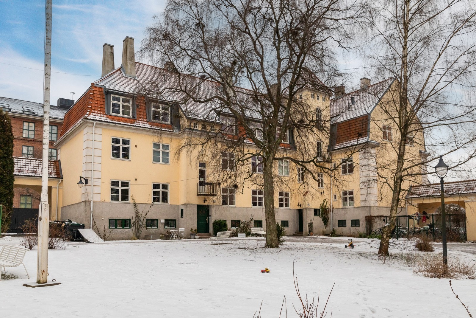 Leiligheten har en familievennlig, usjenert og sentral beliggenhet i et attraktivt boligområde på St. Hanshaugen. Galleribilde