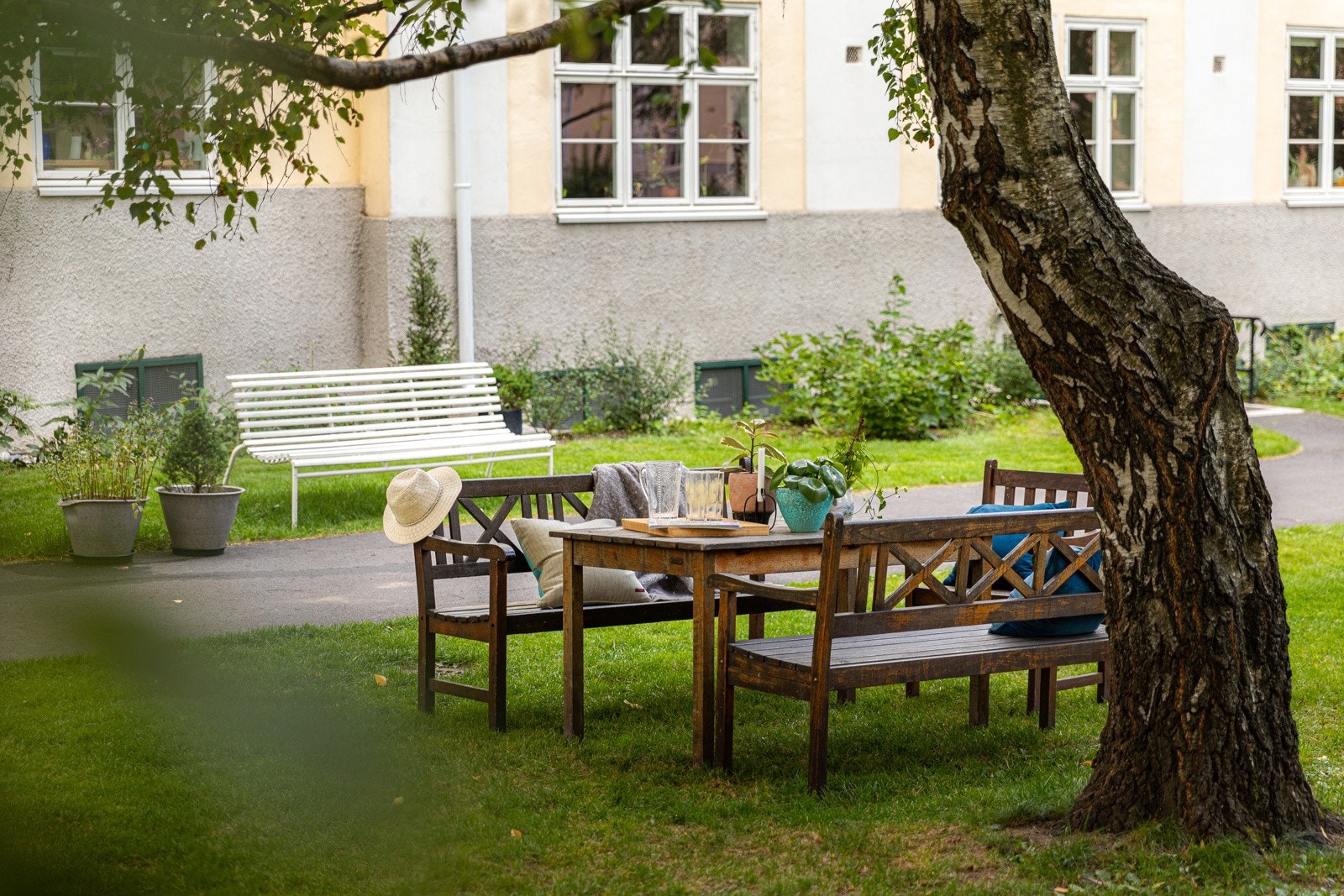 Borettslagets tomt er hyggelig opparbeidet med sosiale soner. Her er det utmerket å nyte lange sommerdager. Galleribilde