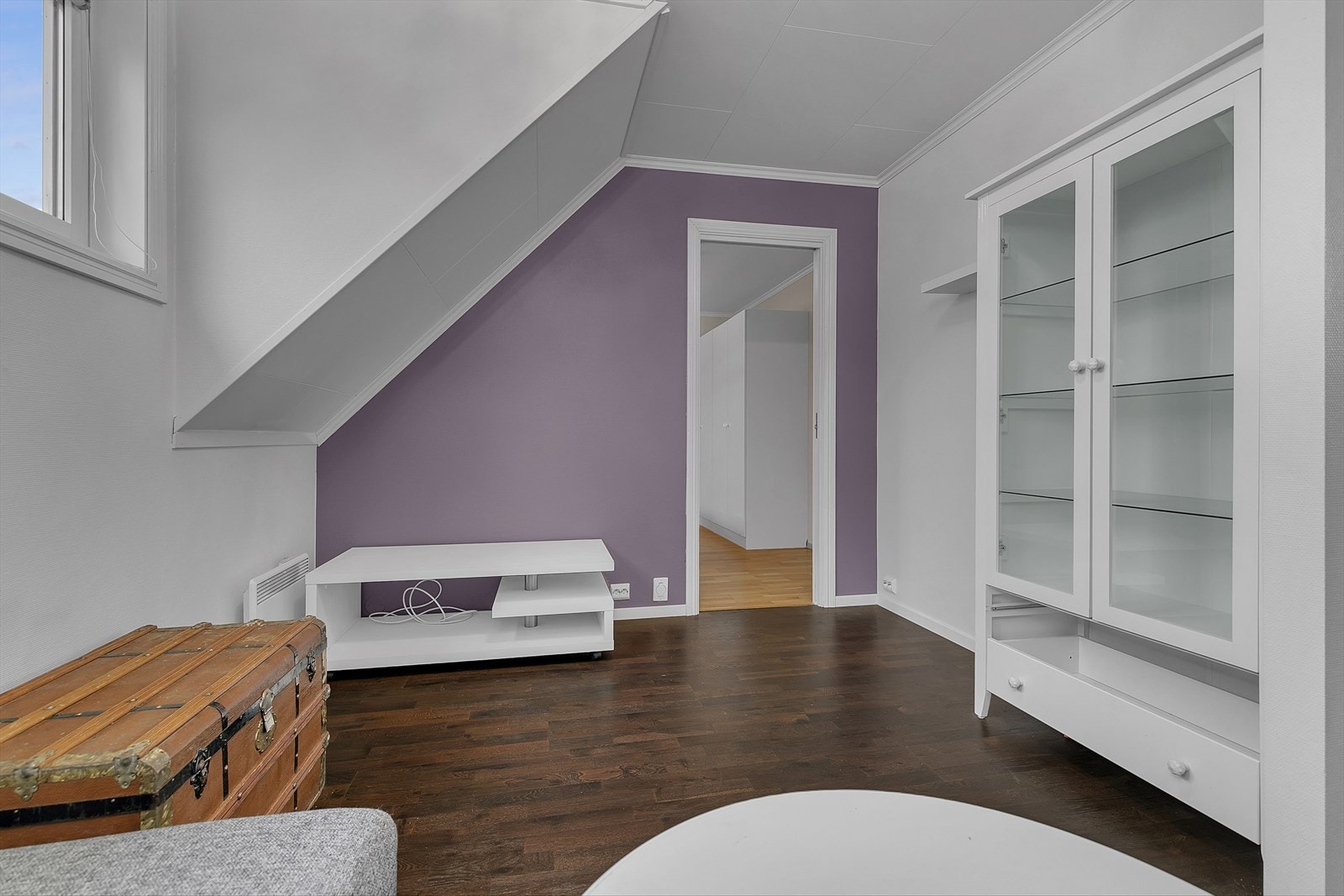 Gulv er av nyere dato, leiligheten framstår som godt vedlikeholdt. Galleribilde