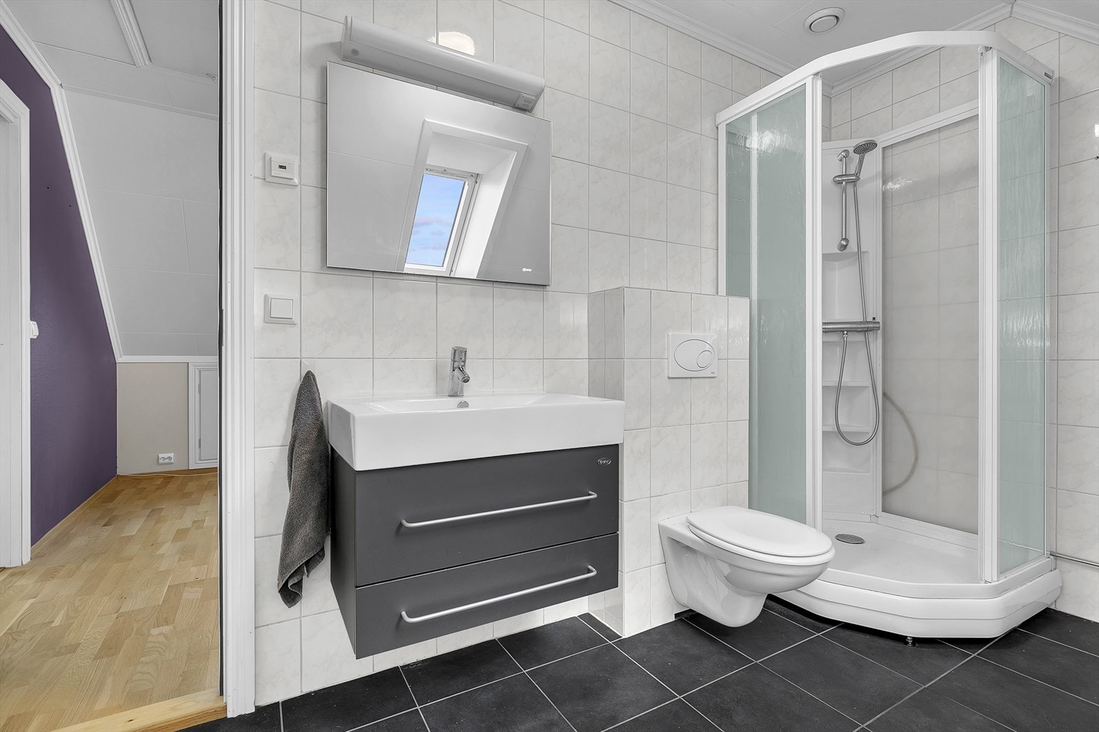 Pent bad fra 2007, fliser på gulv og vegg. Galleribilde