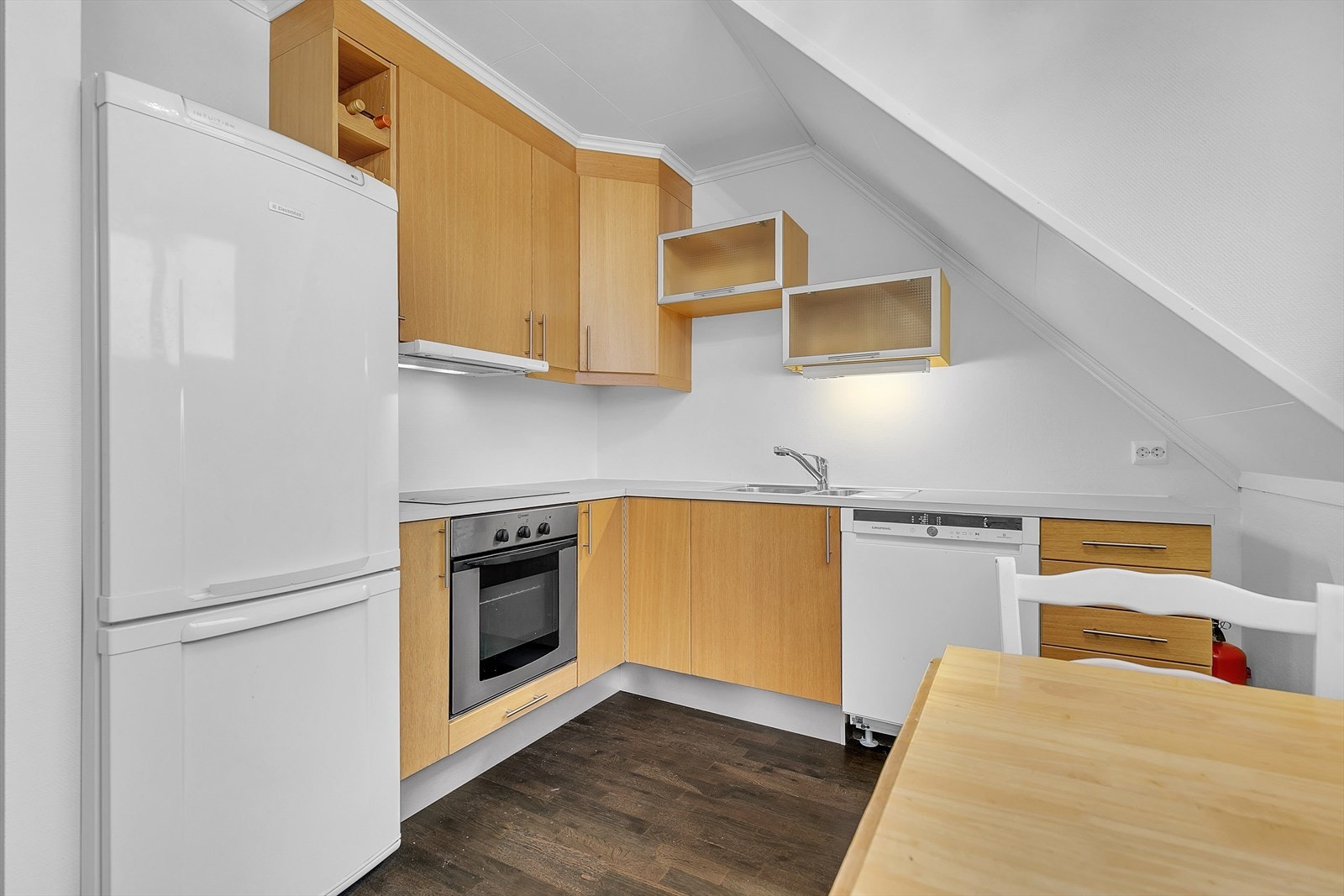 Kjøkken i åpen løsning. Hvitevarer medfølger i salg! Her kan du flytte rett inn. Galleribilde