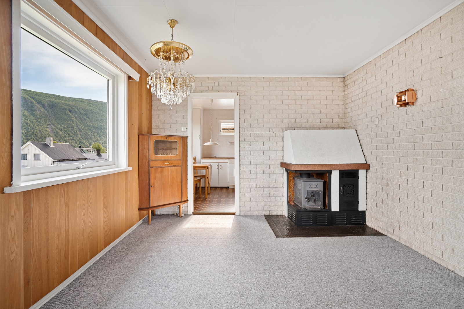 De store vindusflatene sikrer rikelig med innslipp av naturlig lys