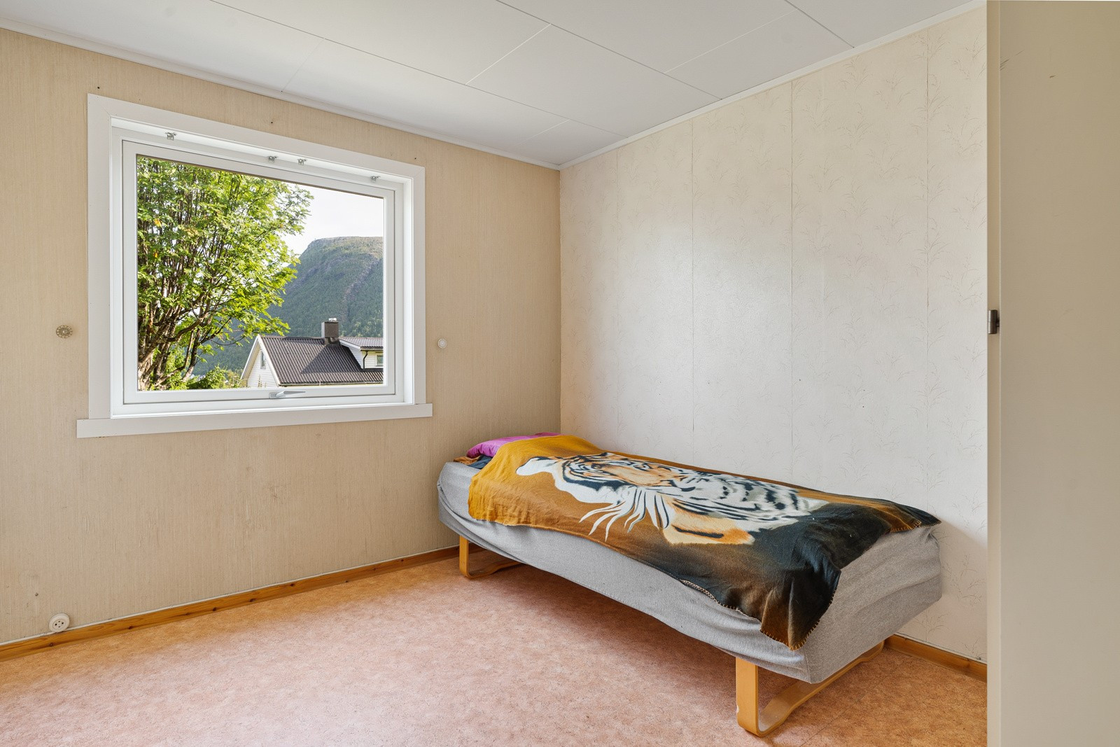 Stort soverom med god plass til stor seng og rikelig med klesoppbevaring.