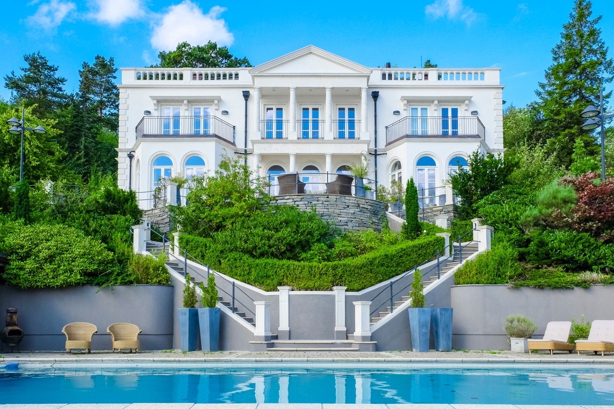 Eie proudly presents Villa Charlotte. Presented by Simon Aasen. Galleribilde
