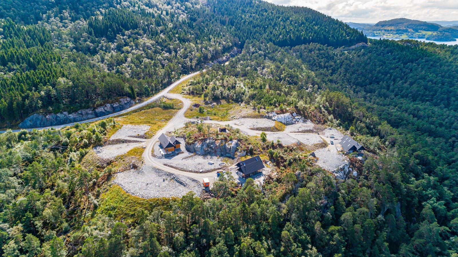 Hyttefeltet er ferdig opparbeidet med veger, vann og avløp Galleribilde