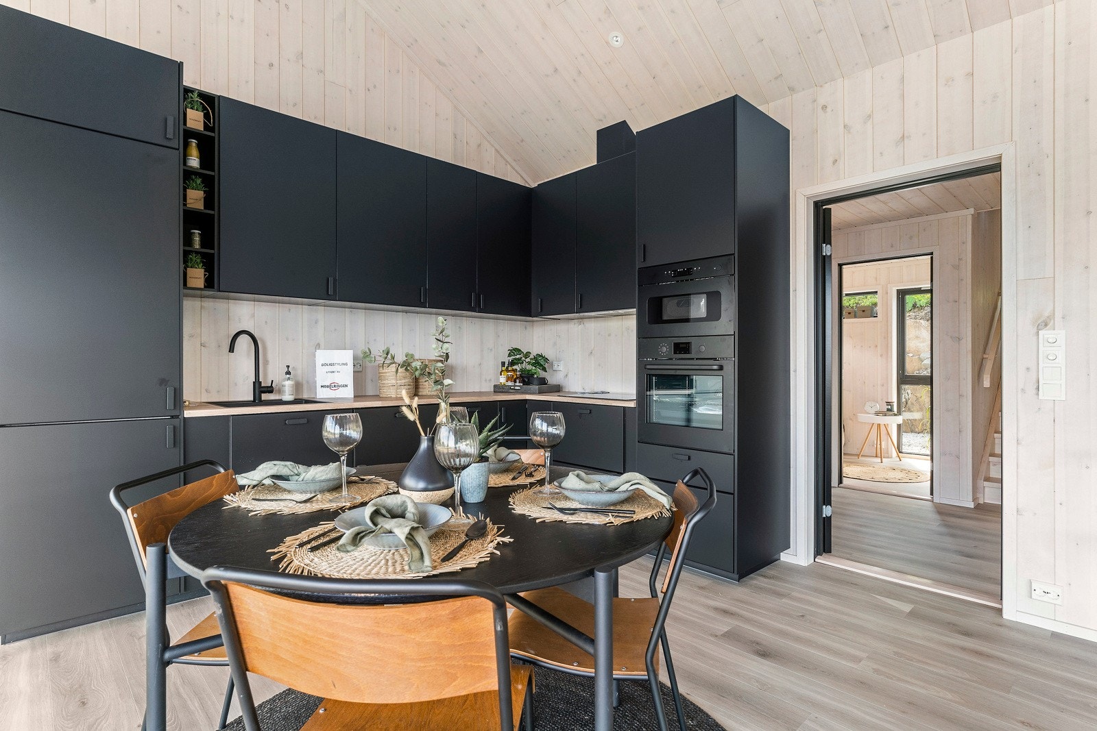 Kjøkken med plass til spisegruppe Galleribilde