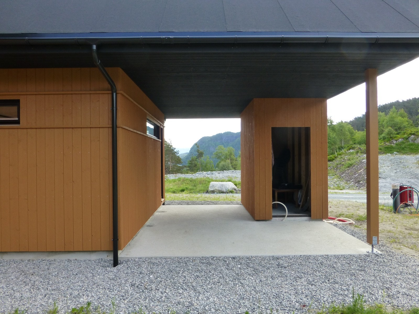 Hytten har et overbygg på ca 20 kvm hvor man kan ha en trivelig utestue Galleribilde