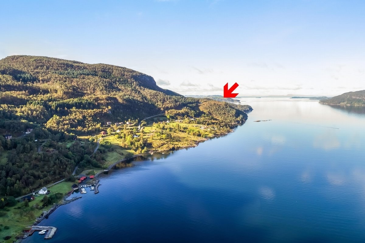 Bjørkåsen ligger nydelig til ved fjorden Galleribilde