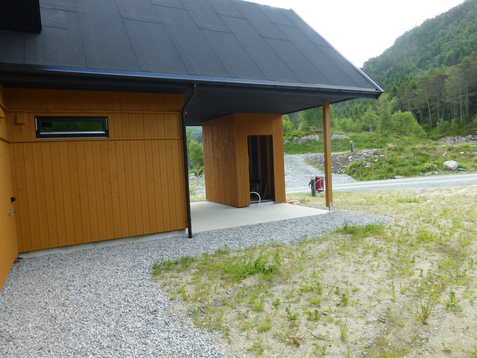 Hytten har et overbygg på ca 20 kvm hvor man kan ha en trivelig utestue Galleribilde