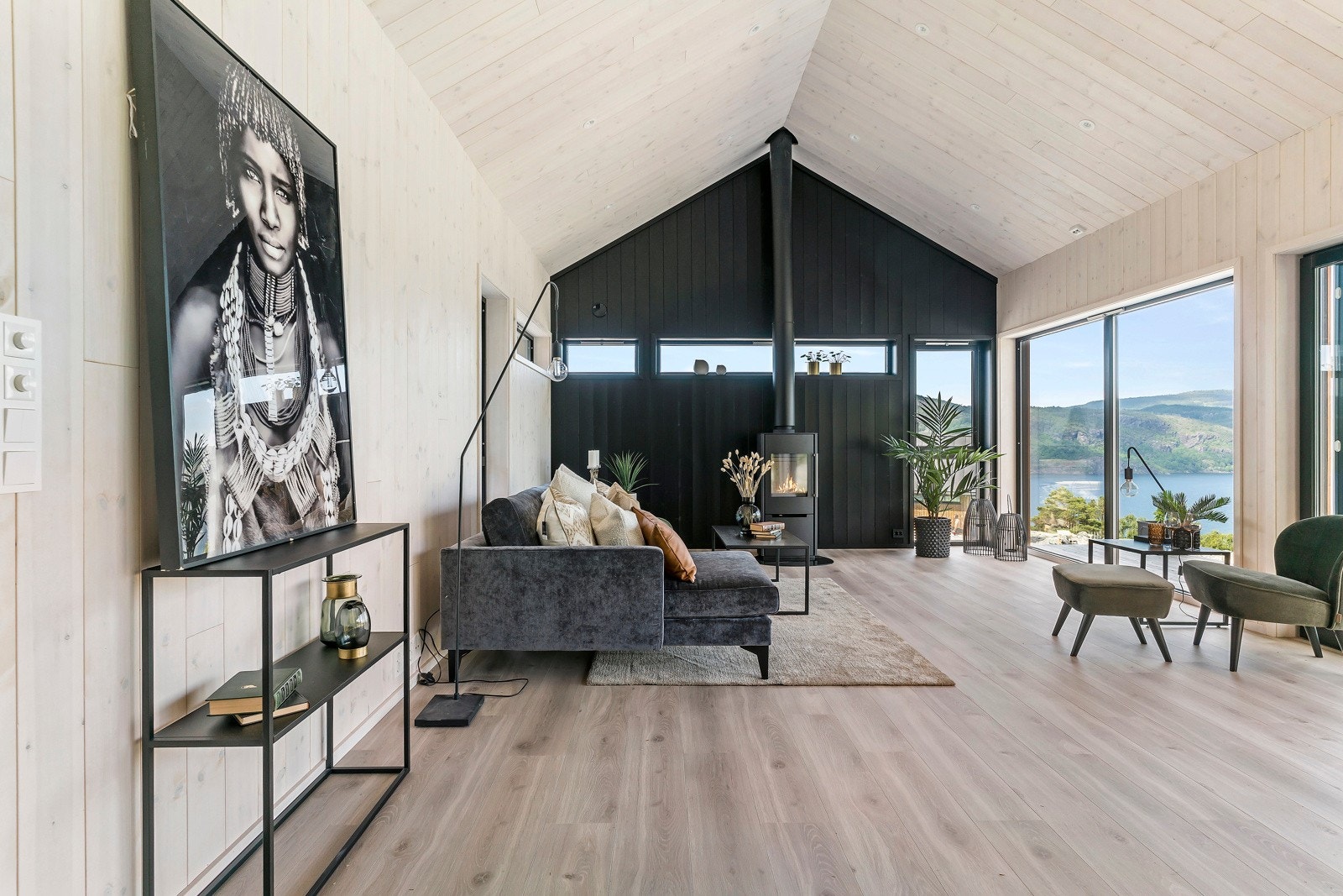 Fra stua har man enkel tilgang ut til en solrik terrasse Galleribilde