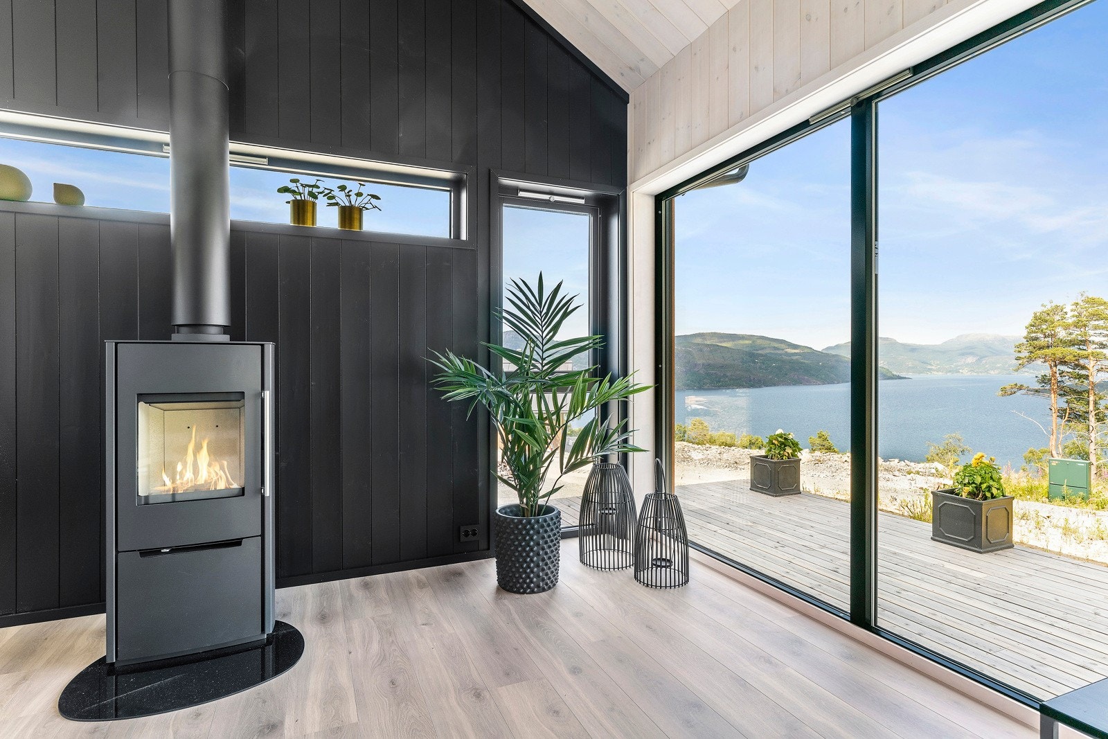 Stue med vedovn for kjøligere dager Galleribilde