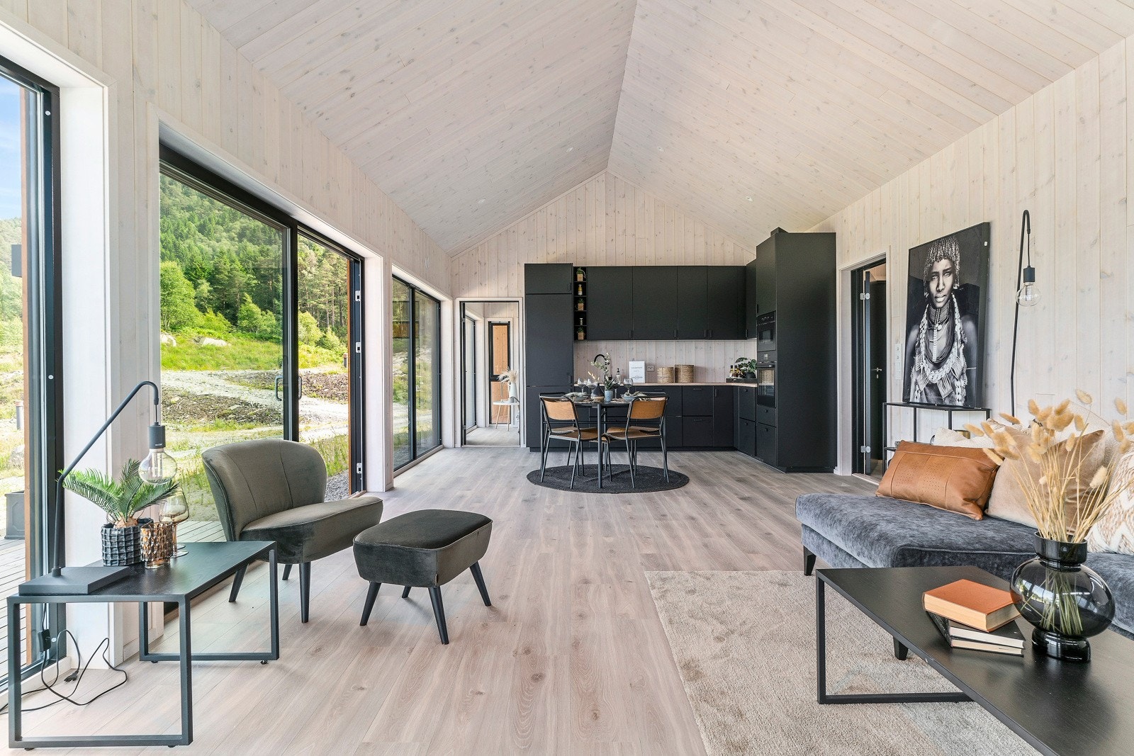 Stue med åpen kjøkkenløsning Galleribilde