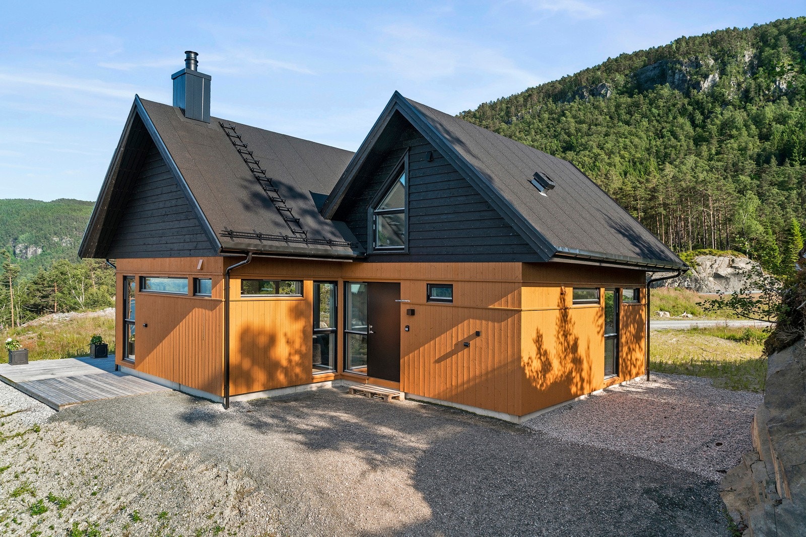 Hytta har alle fasiliteter, og du kan kjøre helt frem til døra Galleribilde