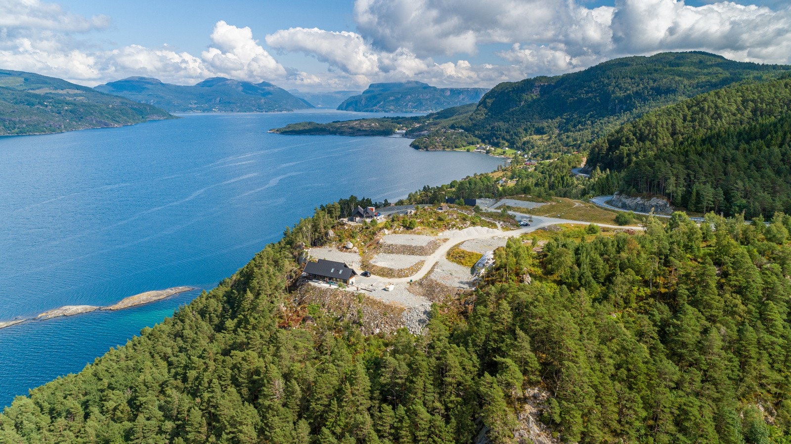 Hytten ligger sjønært og man har mulighet for båtplass like nedenfor Galleribilde