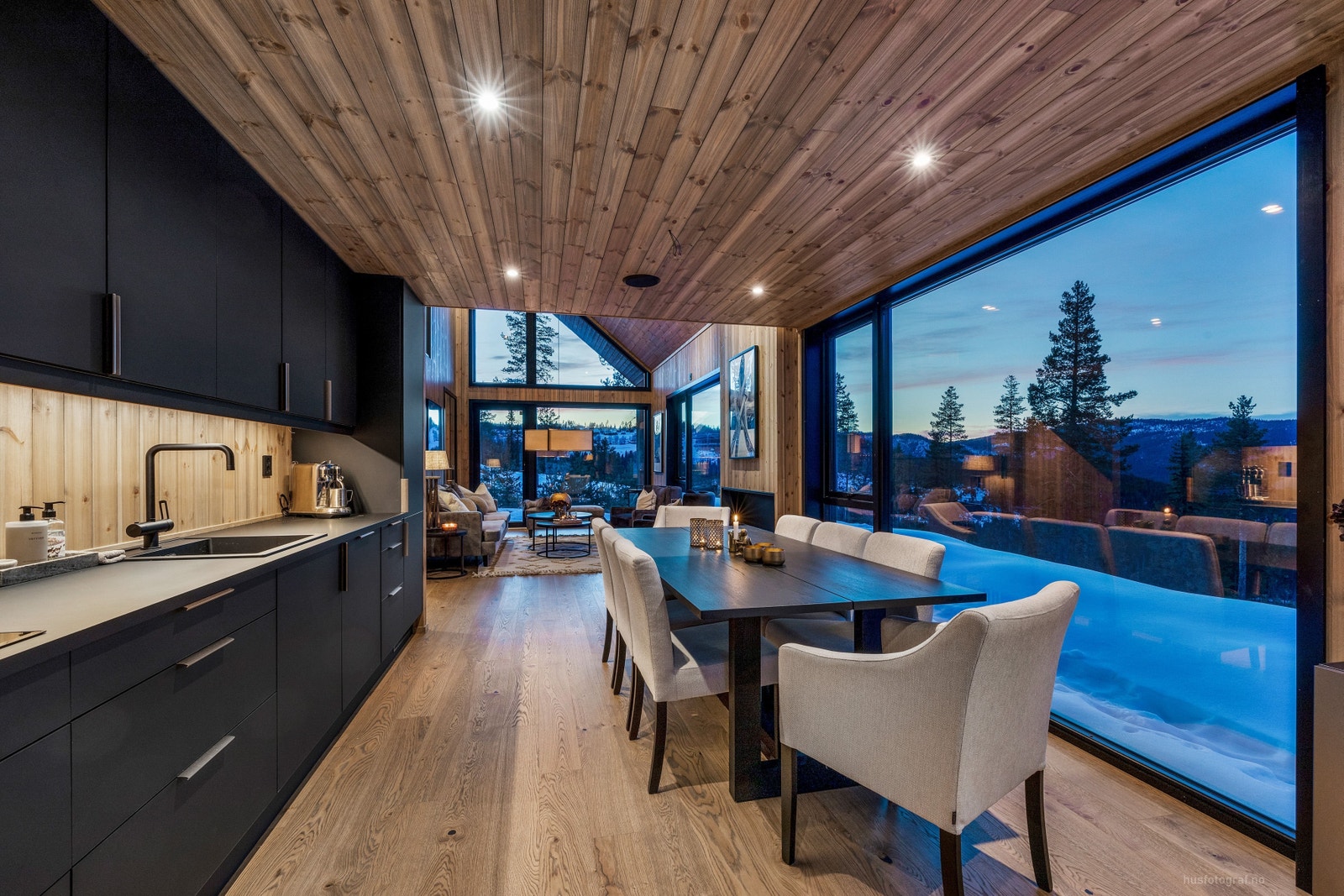 God plass til langbord Galleribilde