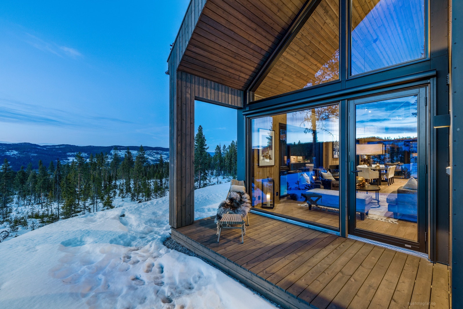 Medfølgende terrasse med takoverbygg Galleribilde