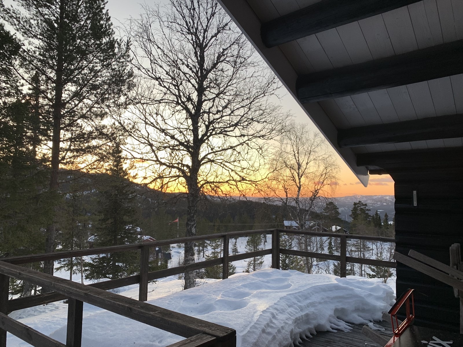 Koselig hytte på Tempelseter med selveiet tomt, innlagt strøm, samt vann og avløp Galleribilde