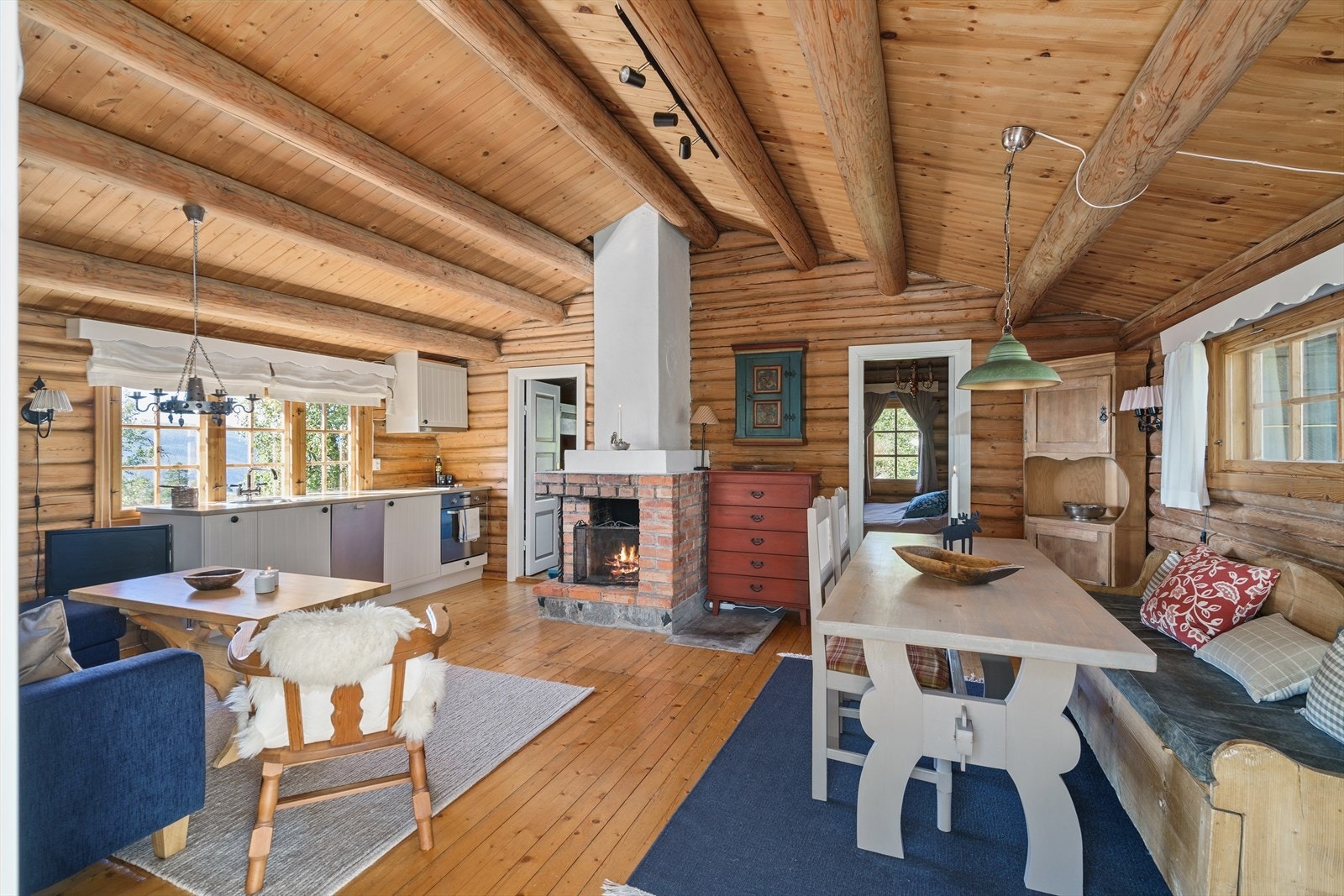 Fin åpen løsning med kjøkken, spisestue og stue Galleribilde