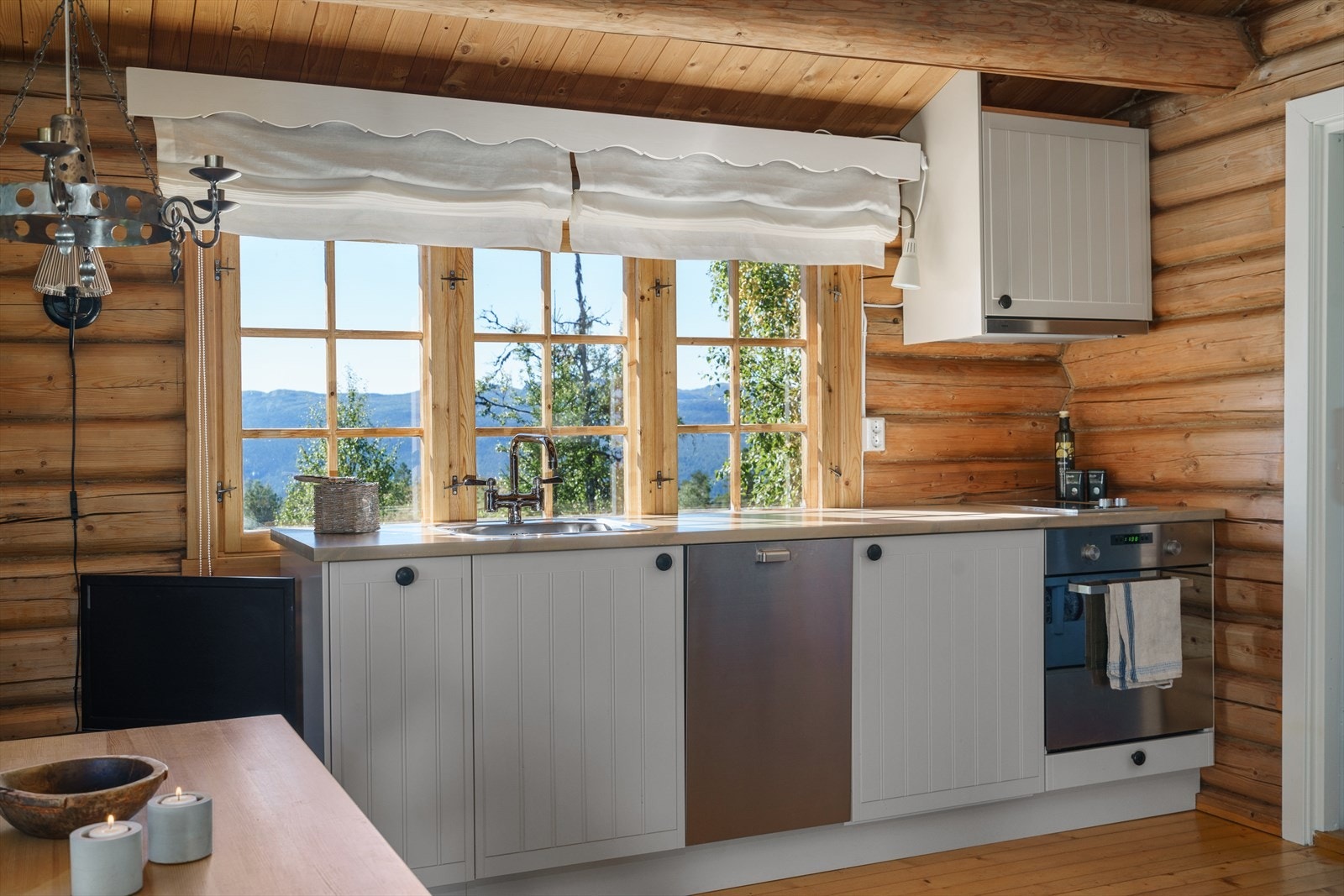 Innlagt vann og strøm. Fra kjøkkenet kan man nyte den flotte utsikten Galleribilde