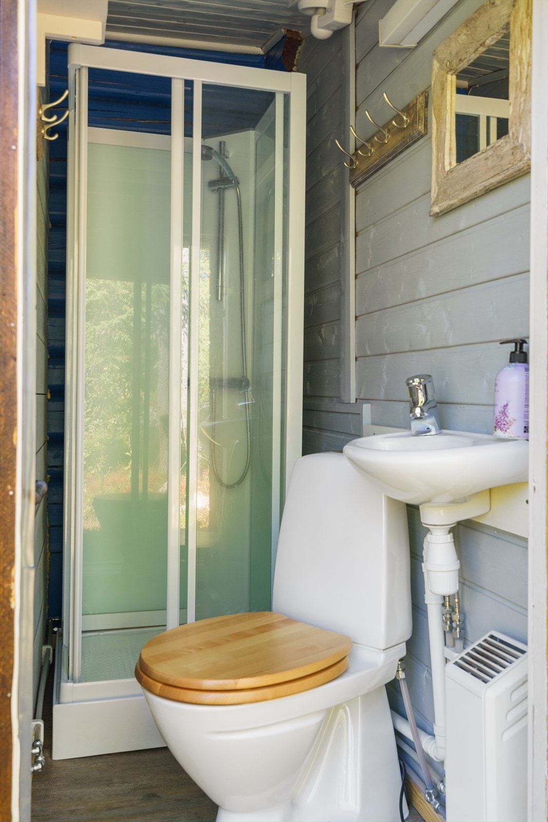 Bad med servant, toalett og dusj Galleribilde