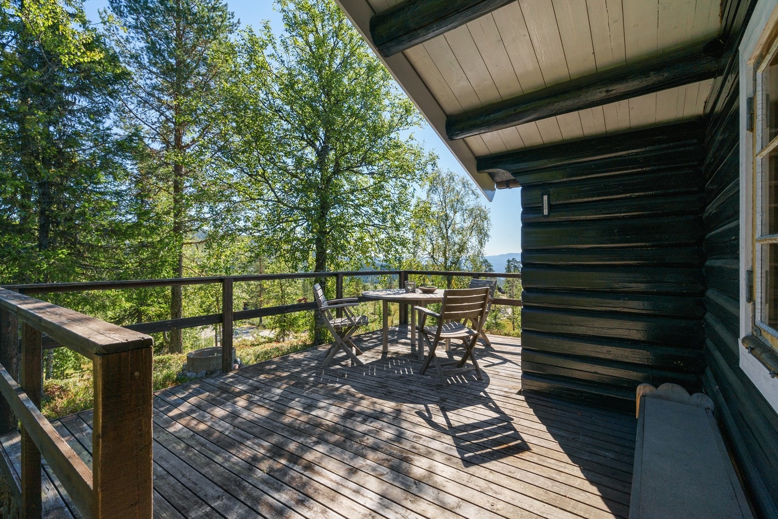 På terrassen kan man nyte flotte dager Galleribilde