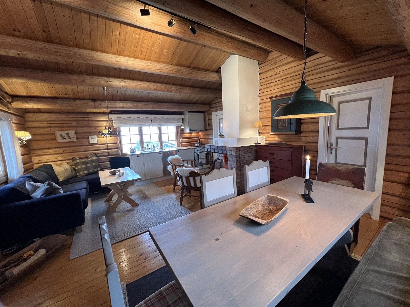 Romslig stue, spisestue og kjøkken Galleribilde