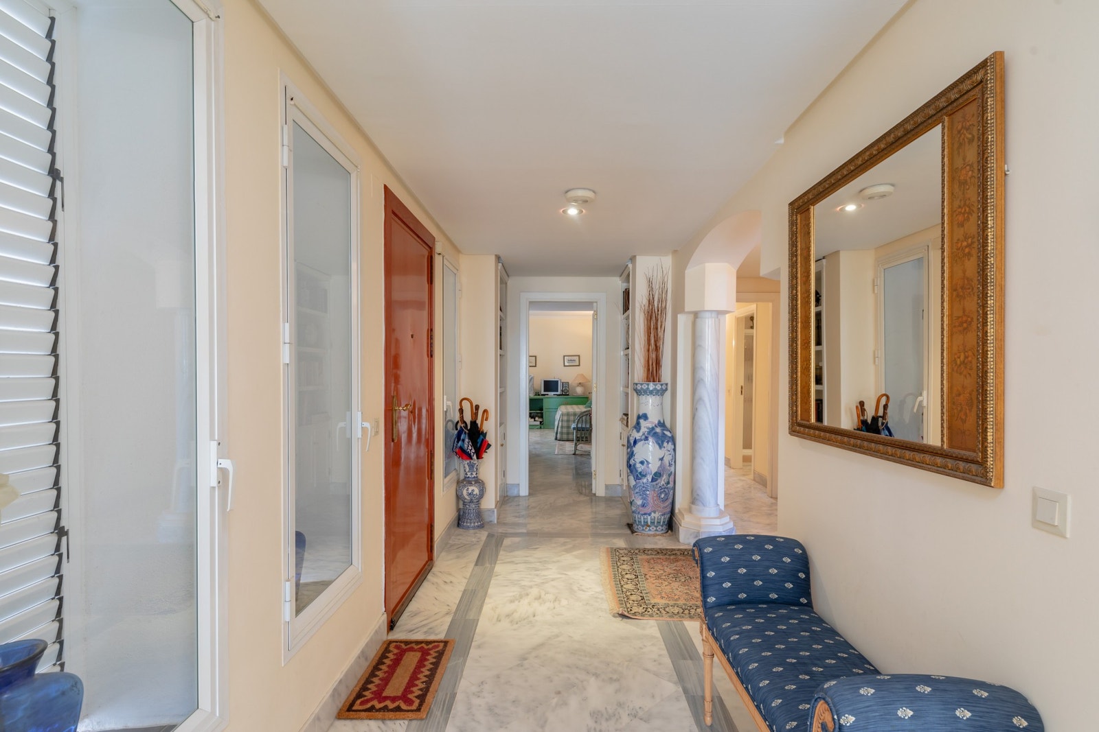 Inngangsparti og romslig entre Galleribilde