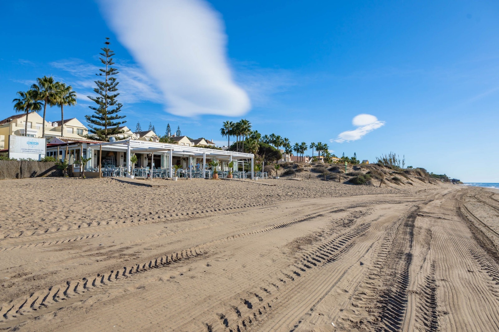 Perla Blanca restaurant med solsenger ligger rett ved siden av White Pearl Beach Galleribilde