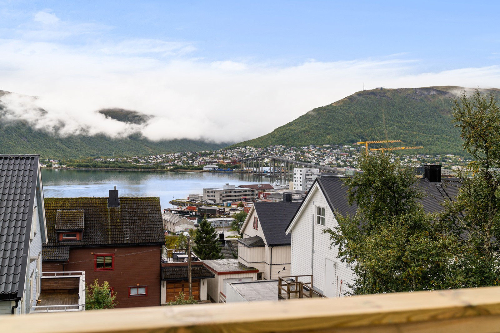 Flott utsikt mot Tromsdalen, Fjellheisen og Tromsdalstinden!