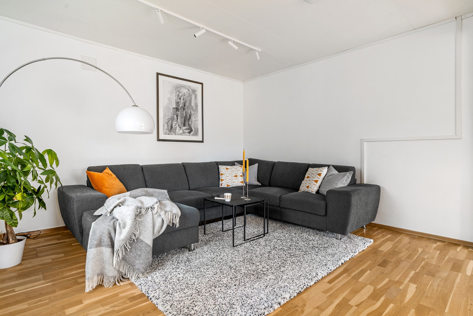 Boligen har flere innredningsmuligheter for å etablere sosiale soner.