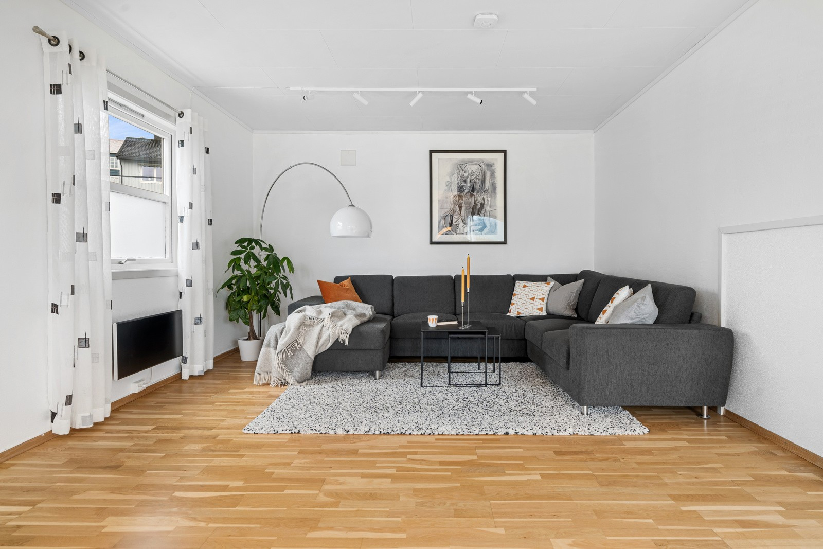 Stuen oppleves lys og romslig med generøs takhøyde og store vindusflater som sikrer godt med innslipp av naturlig lys.