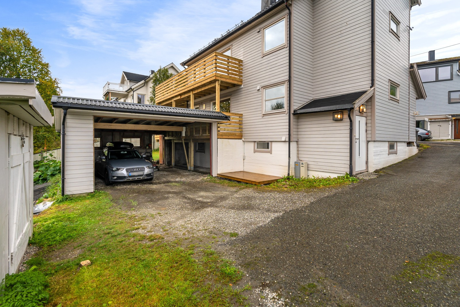 Carporten er felles med nabo.