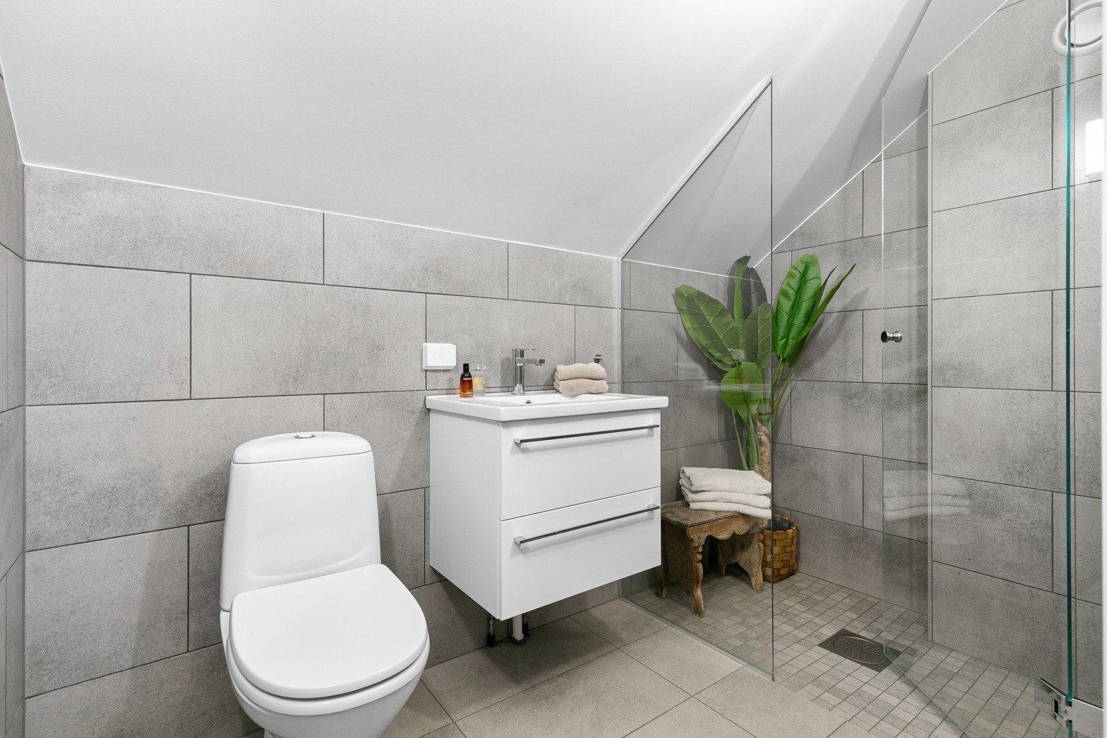 Bad i 2. etasje, pusset opp i 2020, i samme stil som badet i 1. etg. Galleribilde