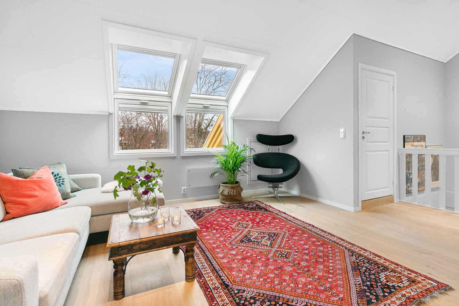 Rommet har store velux vinduer, som gir fint lys samt en luftig følelse Galleribilde
