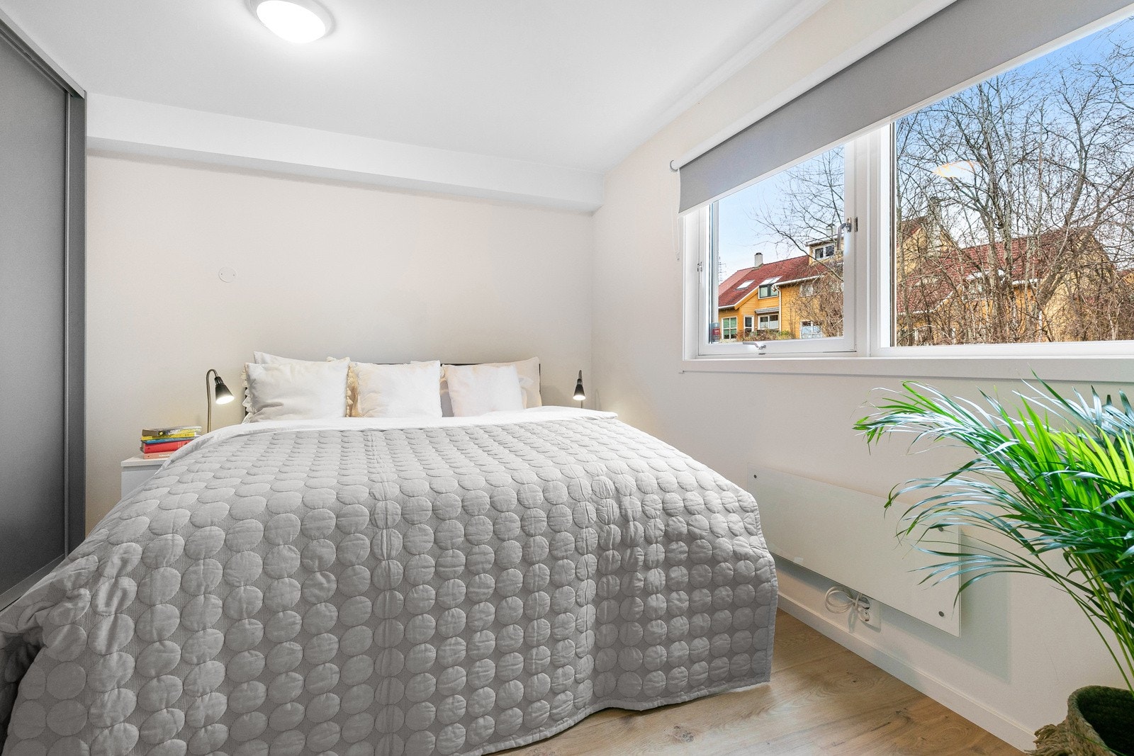 Det er 4 soverom i boligen. Hovedsoverommet ligger i 1. etasje, med inngang fra entreen Galleribilde