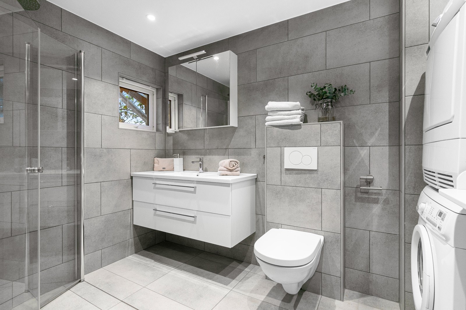 Badet i 1. etasje ble pusset opp i 2020, har downlights i himling og varmekabler i gulv Galleribilde