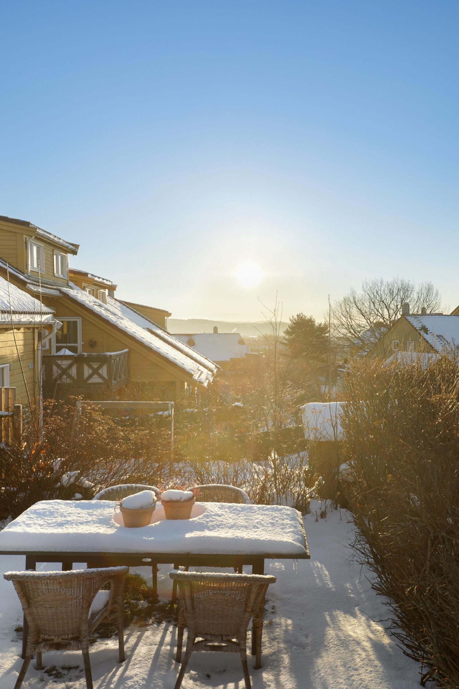 Fra hagen er det flott utsyn over Oslo og Ullevål hageby og utover og forbi Ekebergåsen Galleribilde