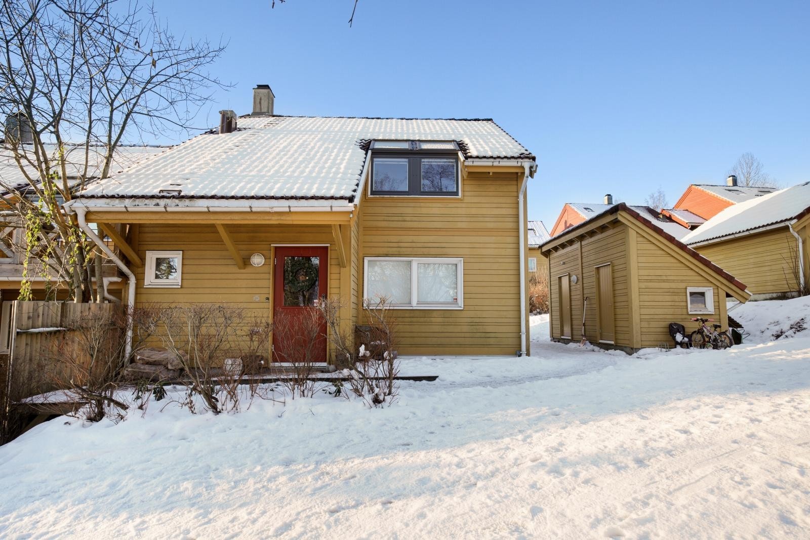 Overbygget inngangsparti med terrasse for plassering av barnevogn mm. Utekran med varmt og kaldt vann er praktisk her. Galleribilde