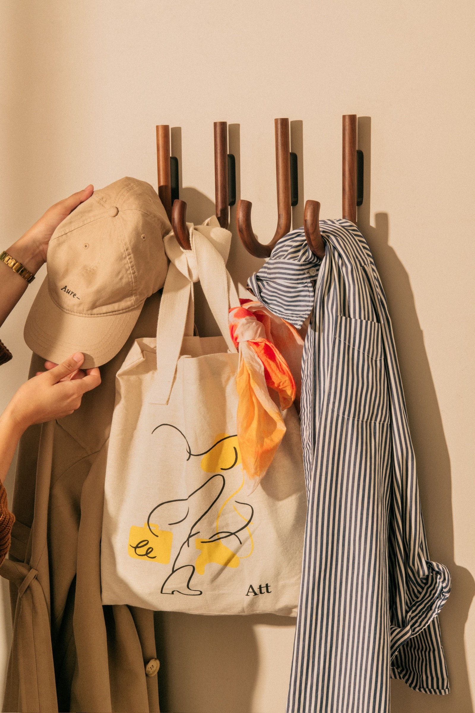 Knagger i korridoren til ytterjakker Galleribilde