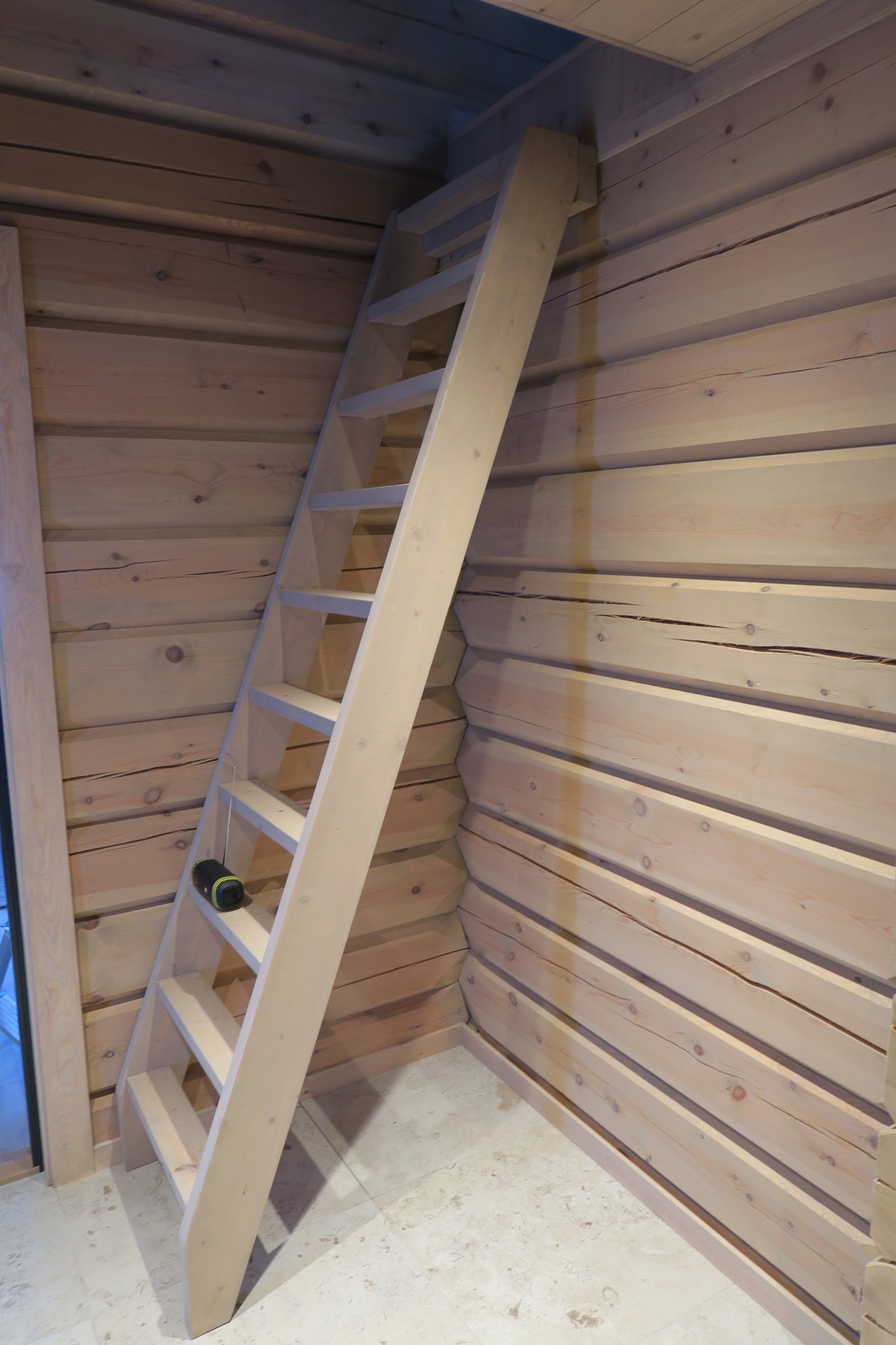 Trapp til hems.
Stor hems ikke med i areal da takhøyde under 1,90 m Galleribilde