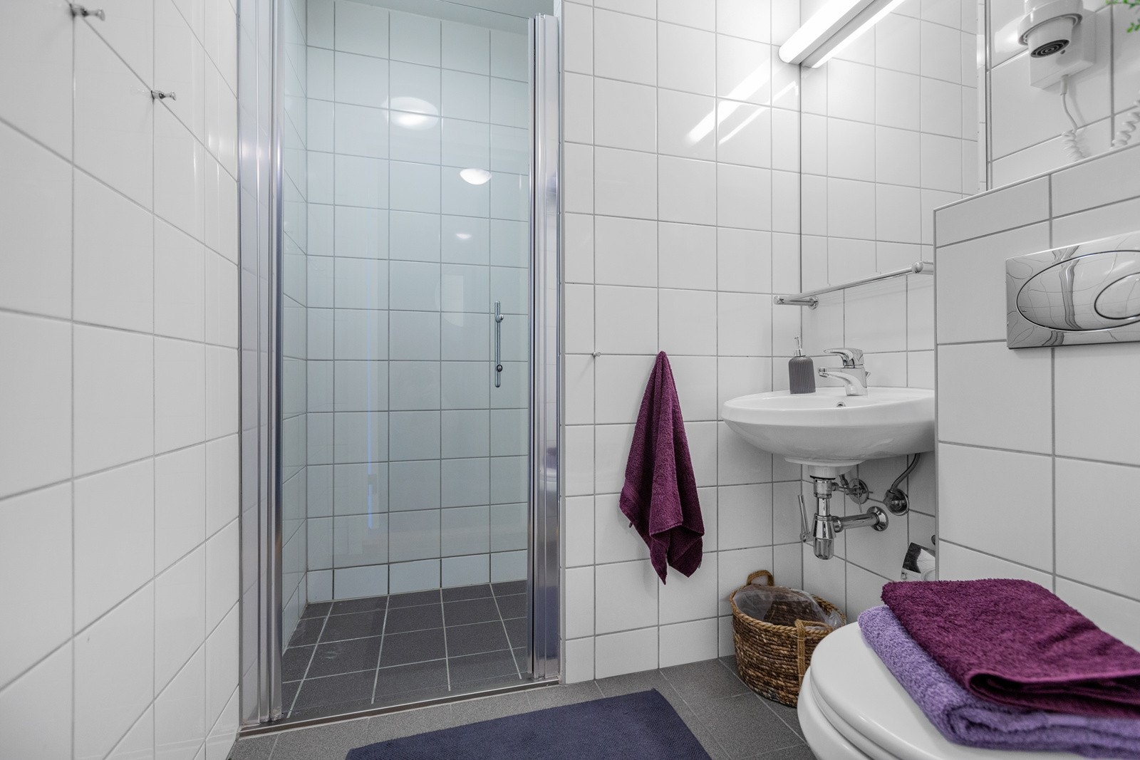 Leiligheten har 2 bad i lik utførelse Galleribilde