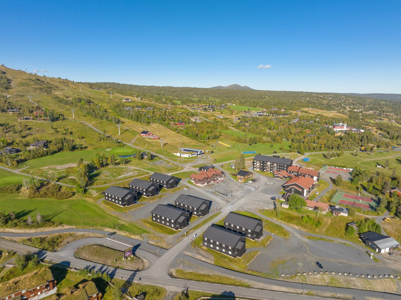 På andre siden av parkeringsplassen oppbyggingen av tidligere Gausdal Høyfjellshotell ferdig Galleribilde