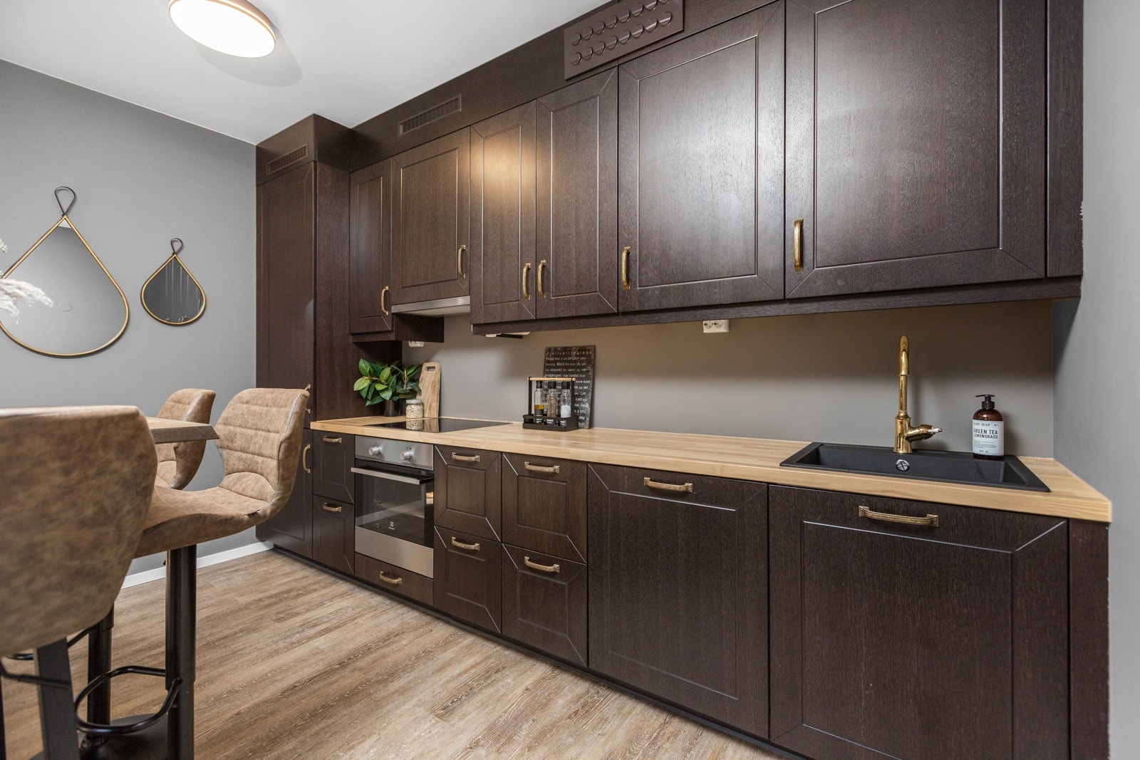 Benkeplate i Ask heltre, med nedfelt sort kum med ettgreps blandebatteri i messing Galleribilde