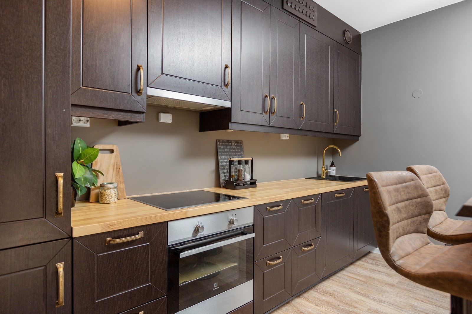 Leiligheten har nyere, lekkert kjøkken med profilert mørk kjøkkeninnredning Galleribilde