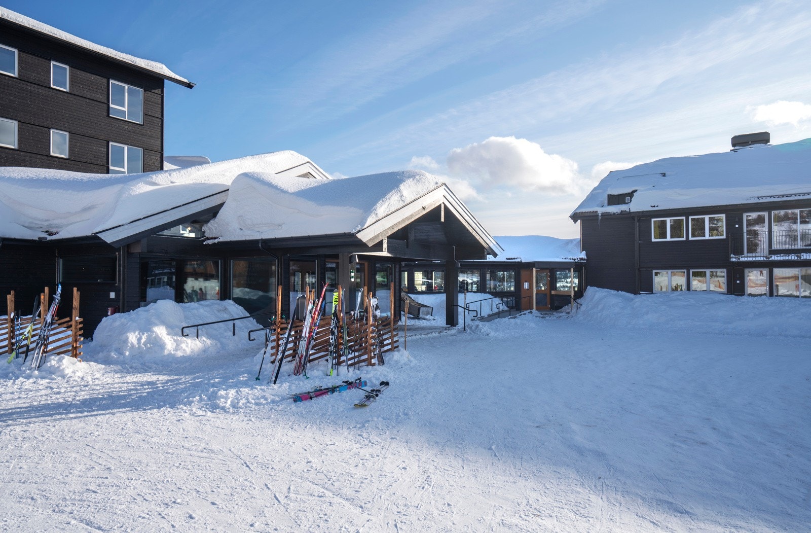 På andre siden av parkeringsplassen finner man Treffen Kafe og fellesarealer med treningsrom, badstuer og boblebad Galleribilde