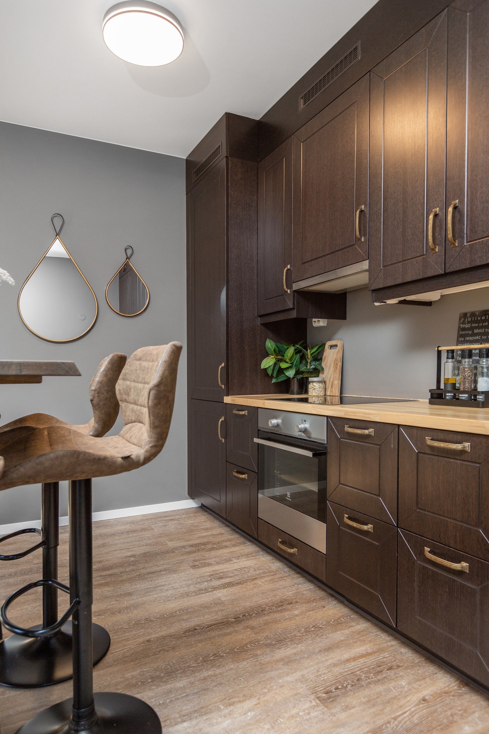 Kjøkkenet har integrerte hvitevarer, herunder keramisk platetopp, stekeovn, oppvaskmaskin, kjøl-/fryseskap og avtrekksvifte Galleribilde