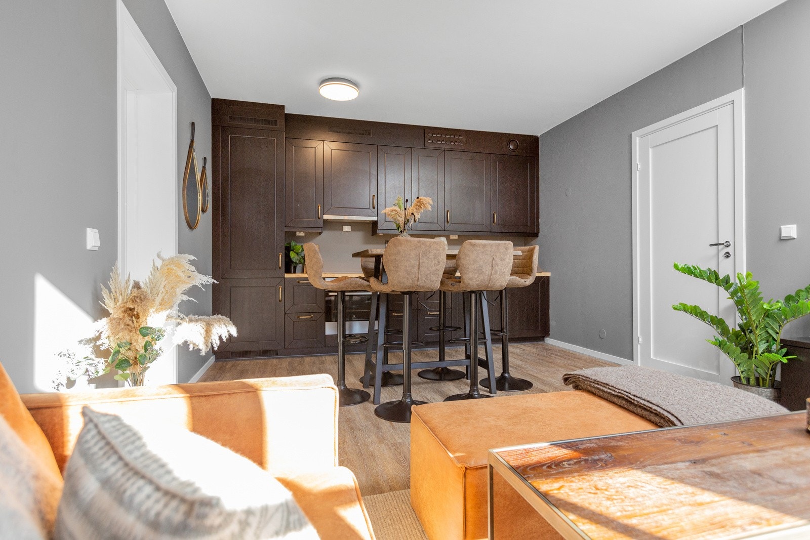 Stue og kjøkken i åpen løsning Galleribilde